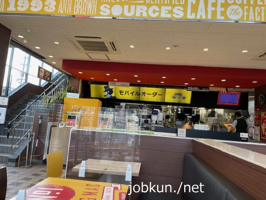 アルバイトを募集しているマクドナルドの店舗内の様子